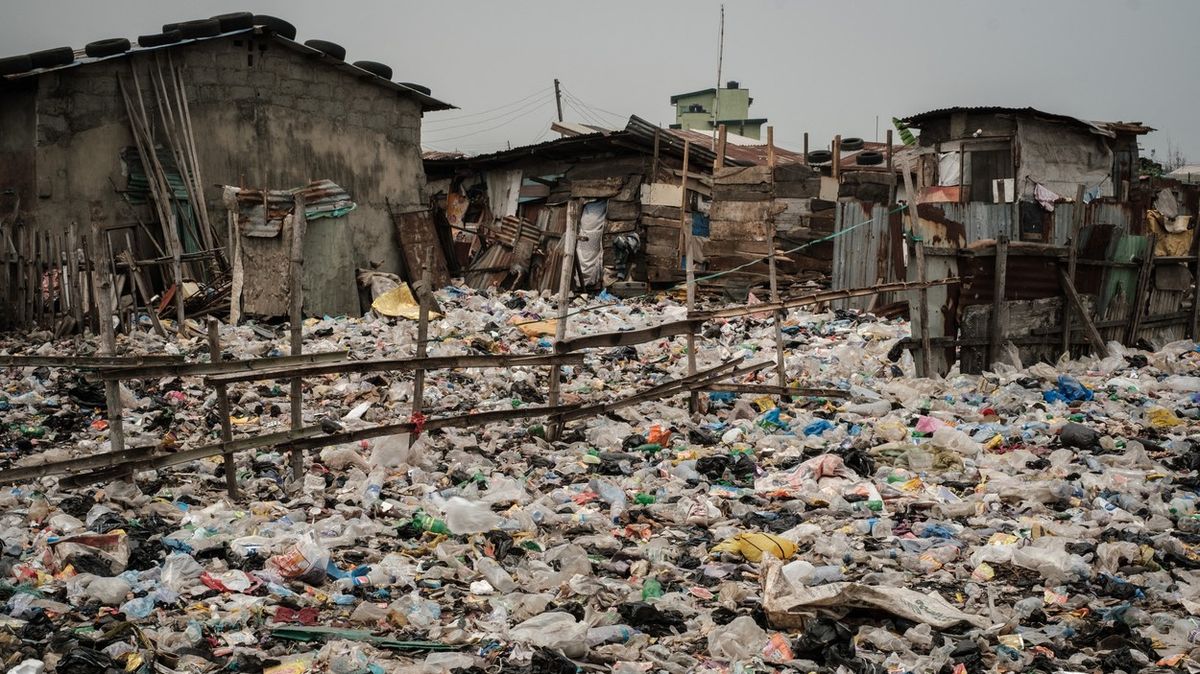 Africe hrozí, že se stane světovou popelnicí na plastový odpad